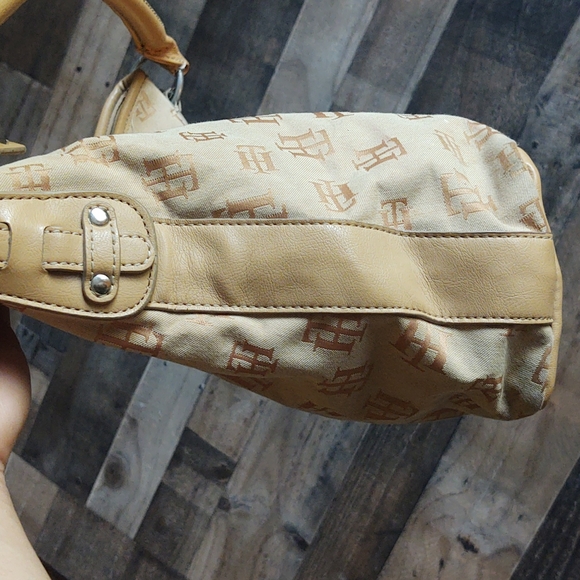 Tommy Hilfiger Tan Shoulder Bag - Picture 6 of 17
